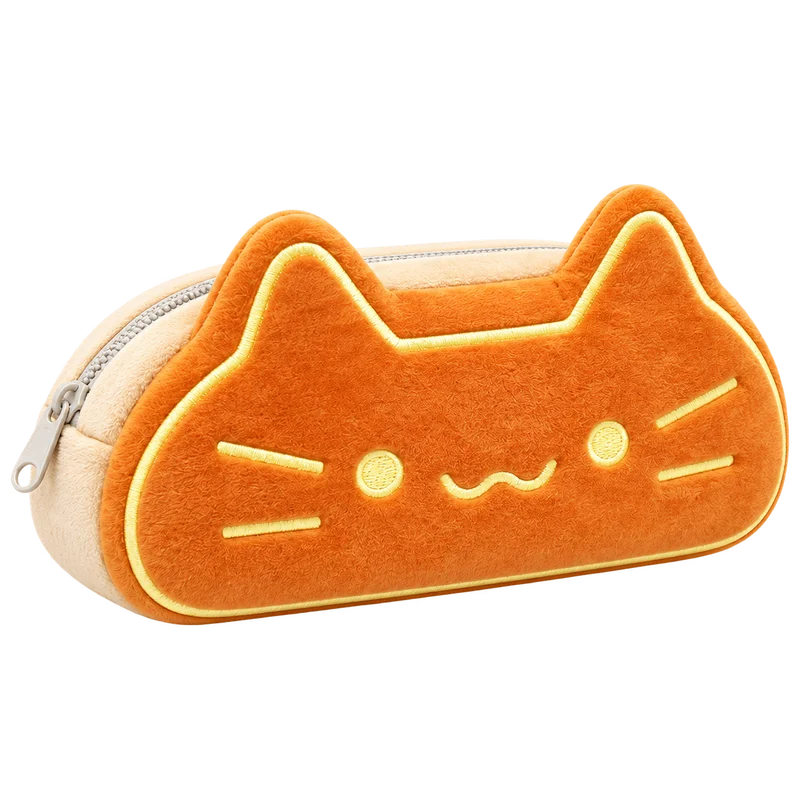 Estuche de peluche naranja con orejas de gato y bigotes bordados amarillos.